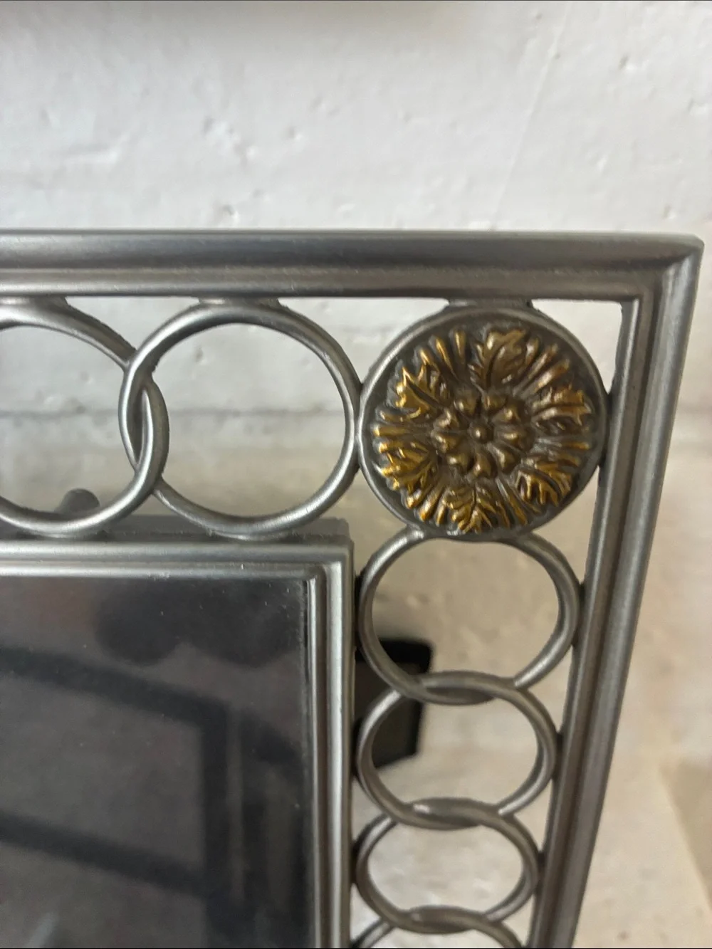 Set of 2 unbranded silver tone  picture frames linked circles medallions 5x7